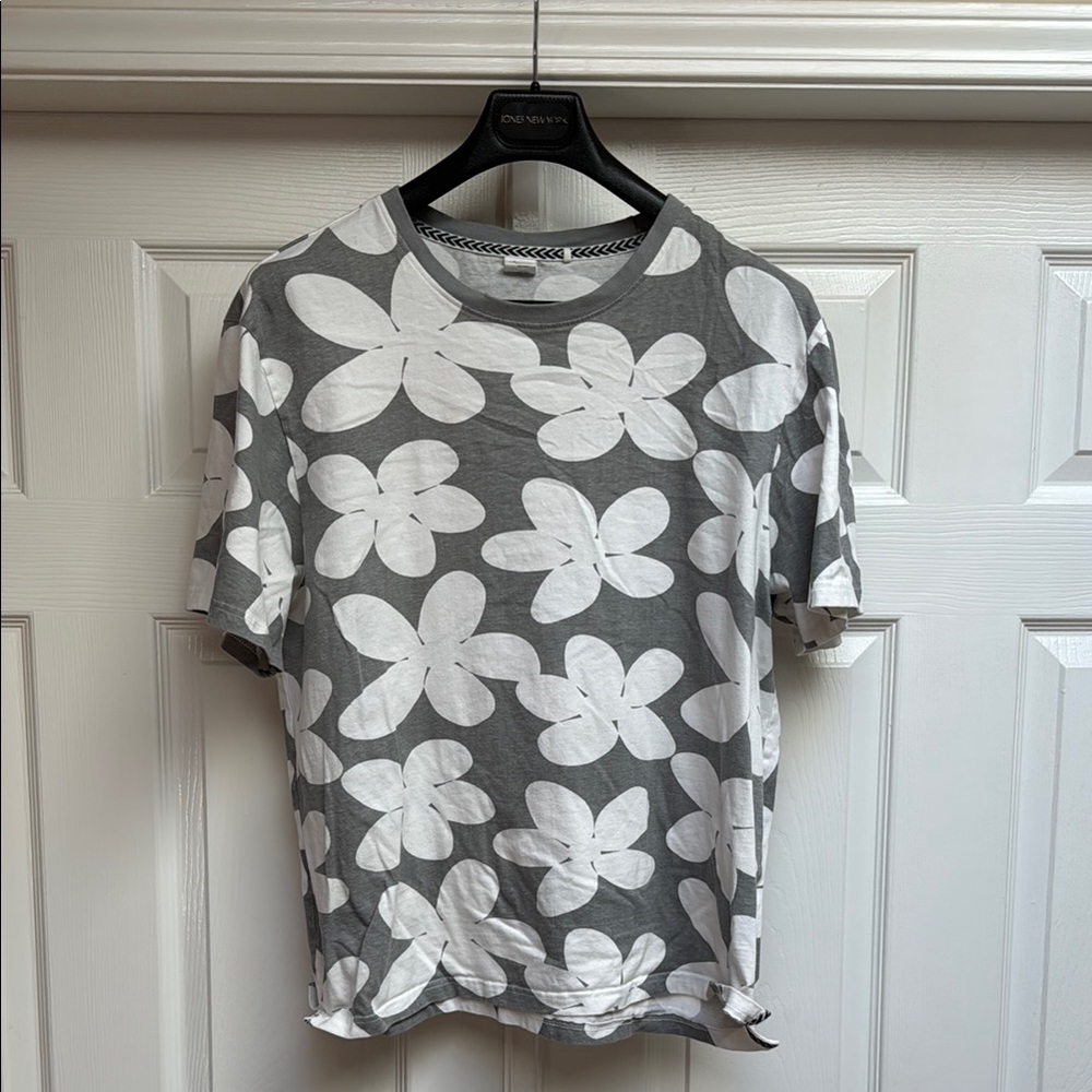 Sovereign Code Gray and White Floral Tee